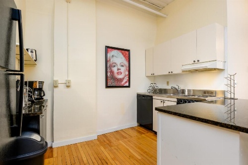 Amazing Historic Apartment With Spectacular City Views image 9